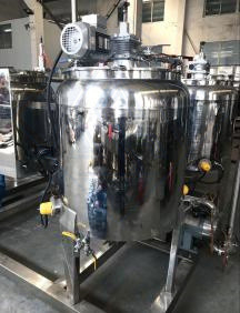 Depositatie van een automatische snoepmachine voor de productie van gele lollypop gummy snoep
