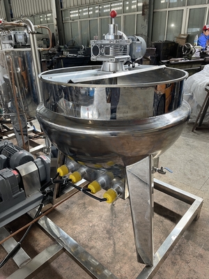 Depositatie van een automatische snoepmachine voor de productie van gele lollypop gummy snoep