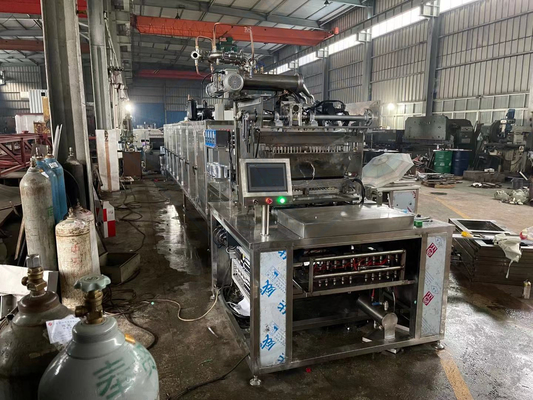 Depositatie van een automatische snoepmachine voor de productie van gele lollypop gummy snoep