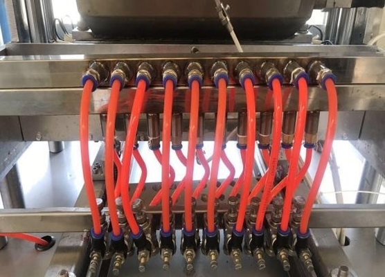 Semi-automatische machine voor het gieten van zachte en harde snoep